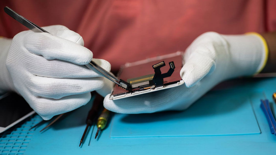 Why You Should Choose a Mobile Phone Repair Service at Home